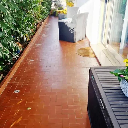 Avec Terrasse, Piscine Et Garage A 400m